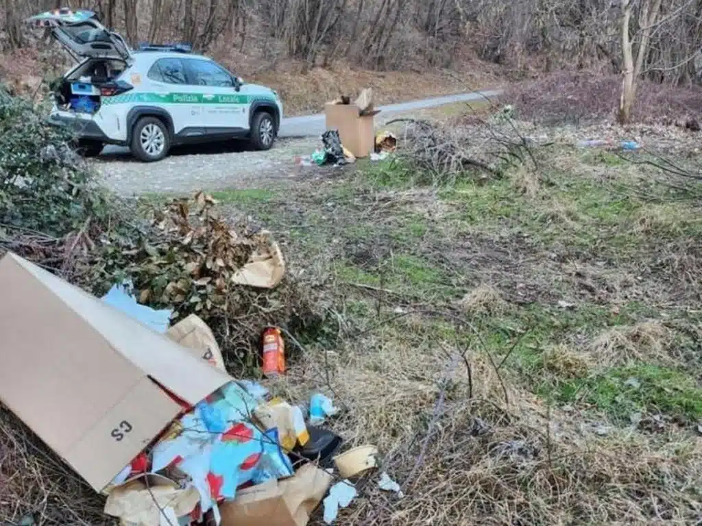 lecco-abbandona-rifiuti-nel-bosco-20enne-identificato-grazie-a-una-lettera-tra-la-spazzatura