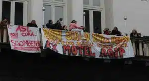 protesta napoli diritto casa occupato balcone teatro san carlo