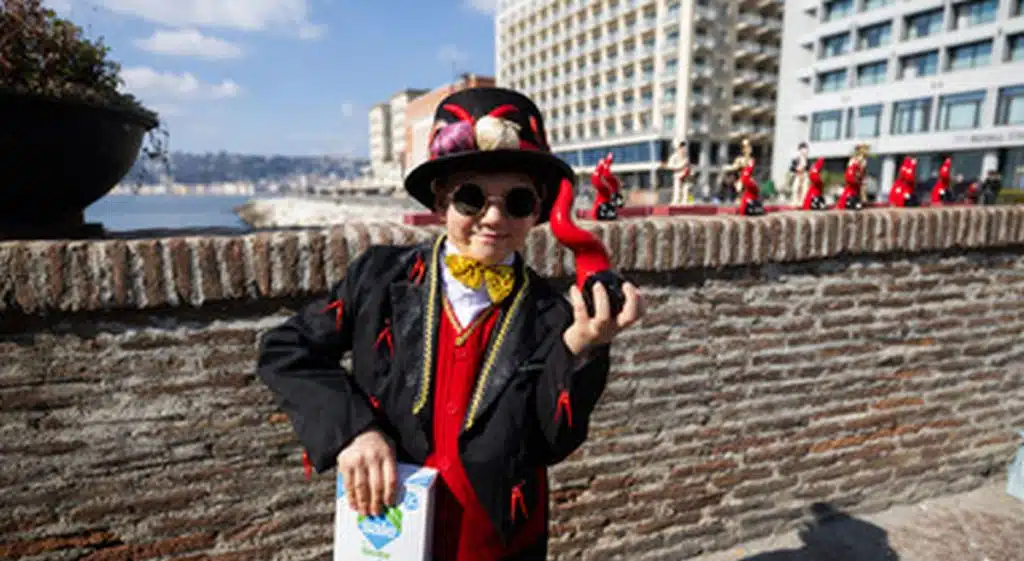 bambino vestito Scacciamalocchio napoli carnevale 2025