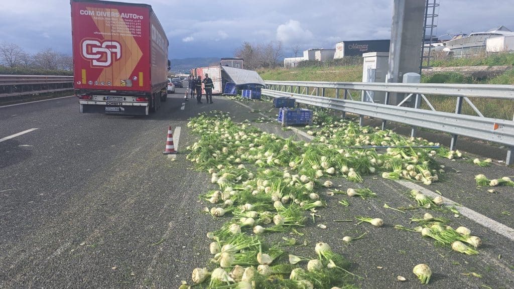 camion perde il carico di verdure a Battipaglia