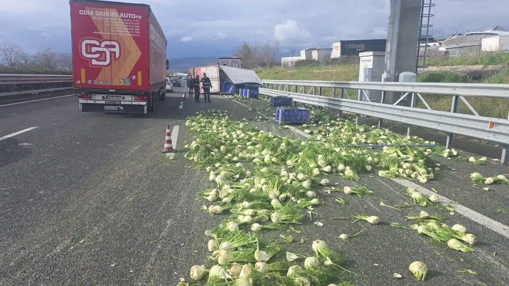 camion perde il carico di verdure a Battipaglia