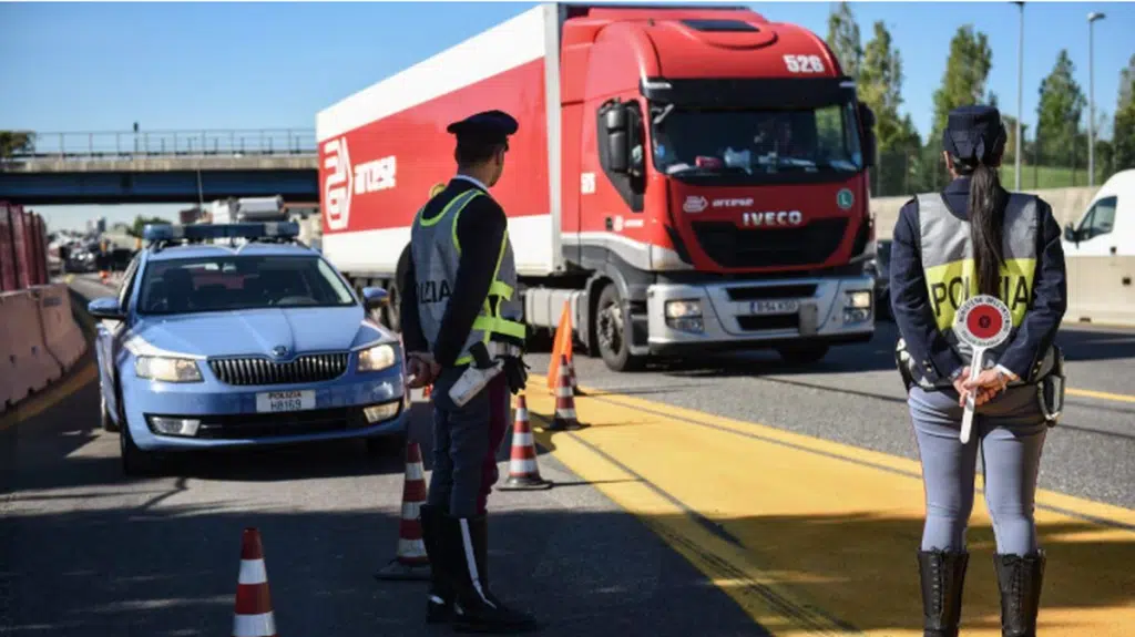 incidente a16 avellino scoppia pneumatico 7 gennaio