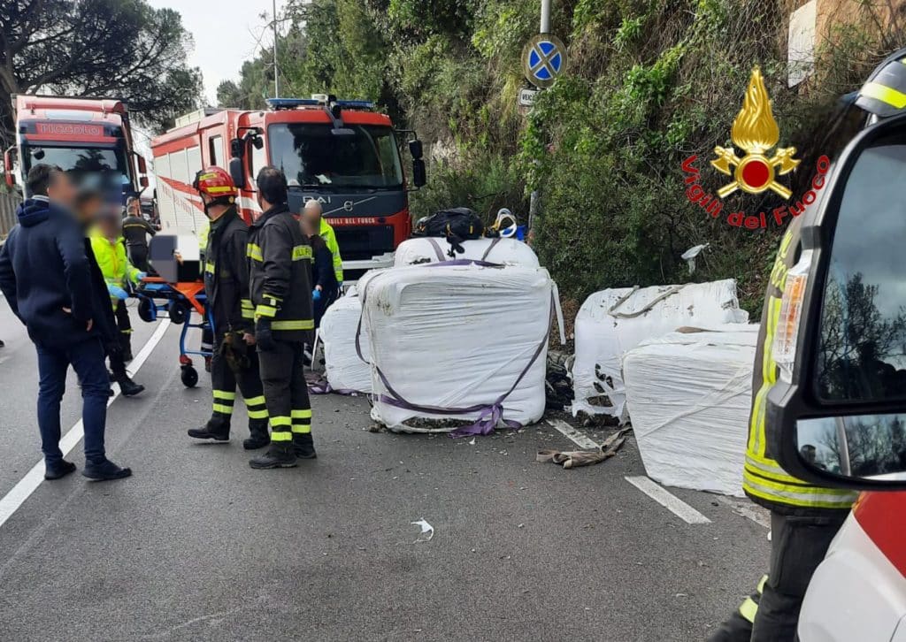 Incidente mortale Salerno oggi 1 febbraio ciclista muore travolto ecoballe