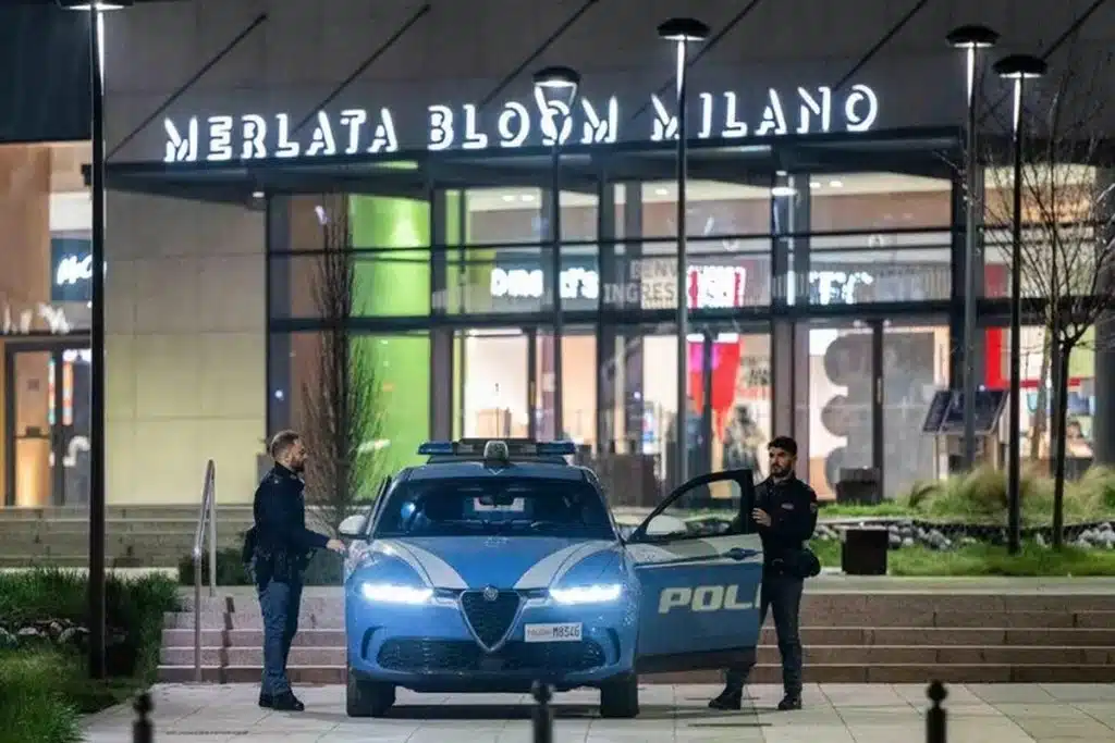 milano accoltellato centro commerciale 20 febbraio