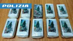 ischia-in-giro-con-10-panetti-di-hashish-nello-zainetto-arrestata-26enne