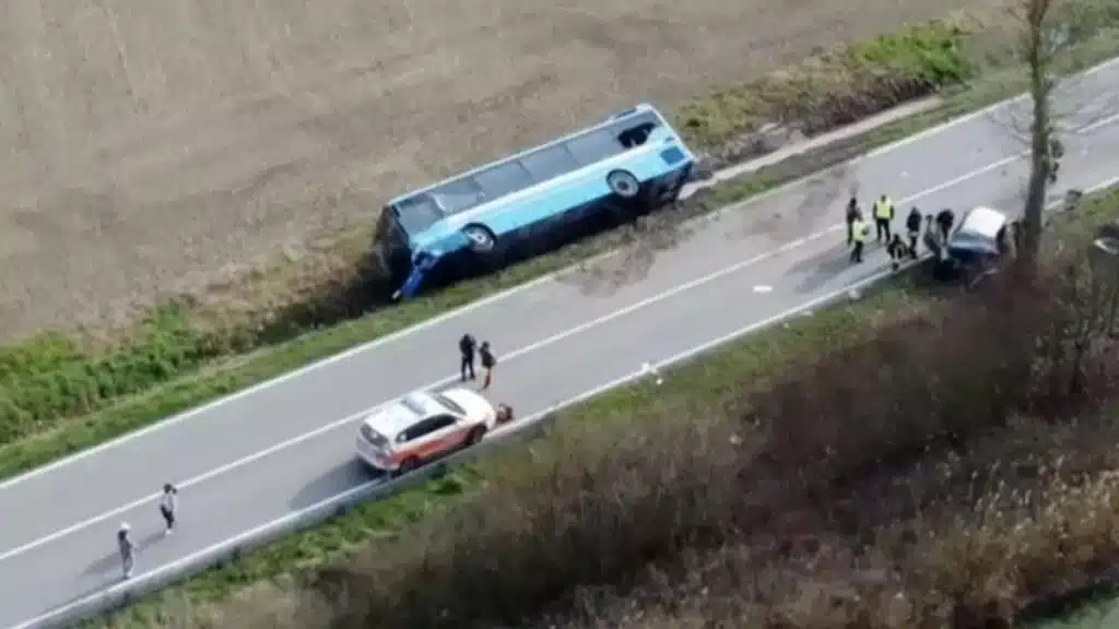 Ferrara, incidente tra bus studenti e auto: morta una donna, tra feriti ragazza incinta