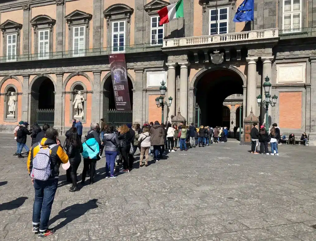 Domenica gratis ai Musei, tutti in fila al Mann e al Palazzo Reale a Napoli: la cultura prevale sul food