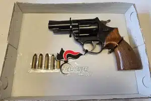 Va in giro con un revolver pronto per sparare: arrestato 36enne napoletano