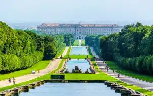 Evade dai domiciliari e porta la moglie alla Reggia di Caserta: arrestato