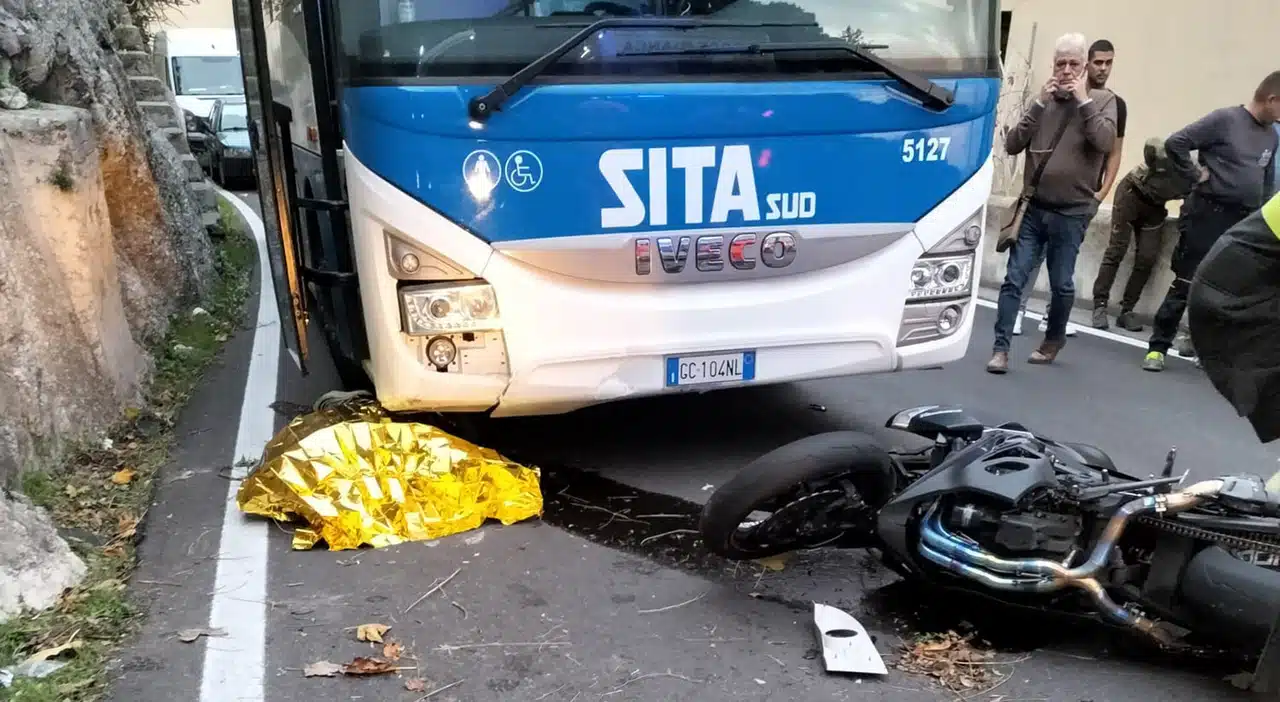 incidente costiera amalfitana autobus moto morto oggi 6 marzo