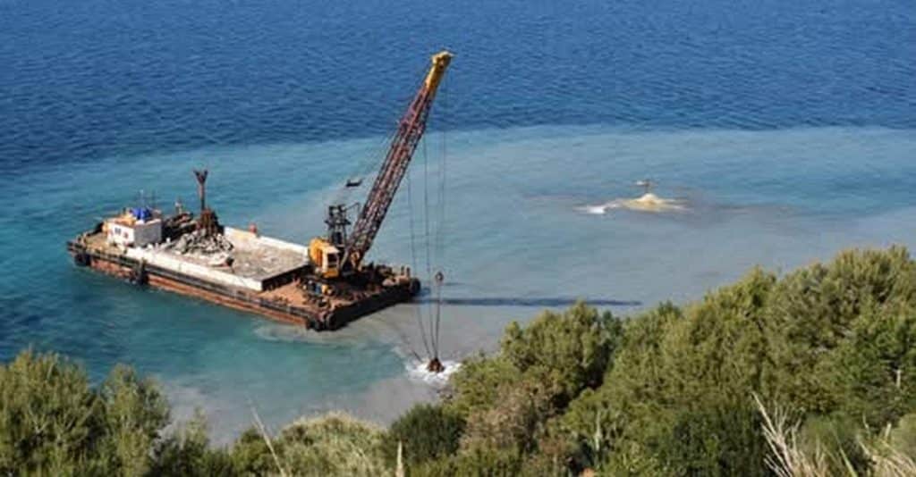 Agropoli, chiatta nei pressi dello scoglio di San Francesco: chiarimenti sui lavori in corso