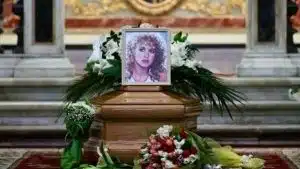 Funerali di Eleonora Giorgi in diretta: il feretro accompagnato dalle note di "Wish You Were Here", folla e applausi. Le grida: "Sei grande"