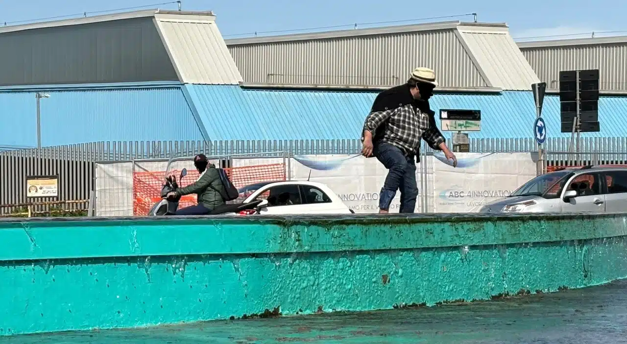 napoli uomo scalzo fontana ponticelli