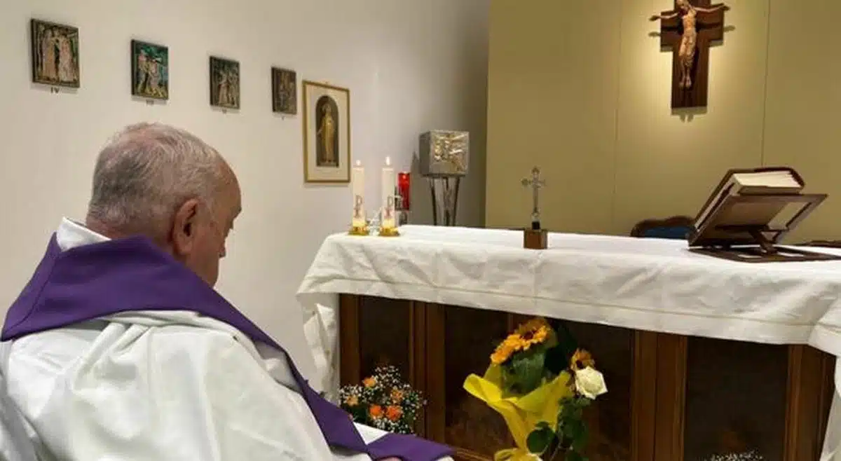 Papa Francesco, la prima foto dal Gemelli: "Fragile, ma niente può impedirci di amare"