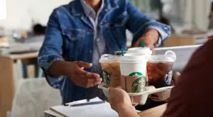 california starbucks risarcimento caffè rovesciato genitali rider