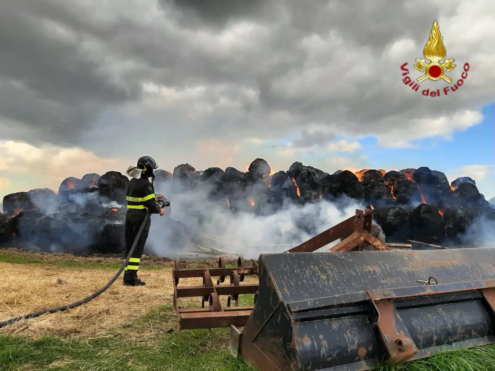 incendio sturno rotoballe 17 marzo