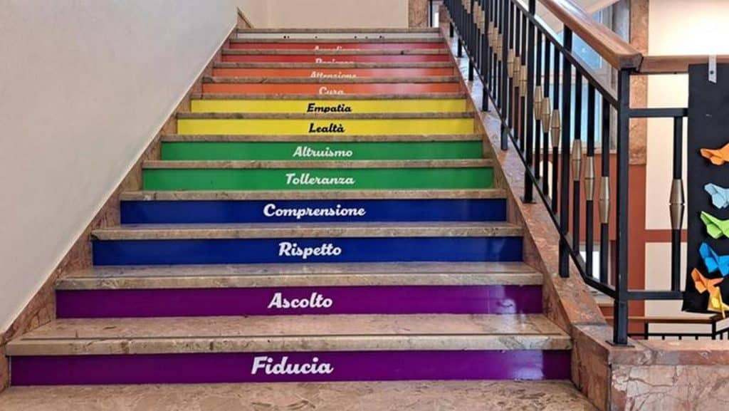 Verona, studente si rifiuta di salire su una scala arcobaleno e viene punito con una nota: "Contrario alla comunità Lgbt"