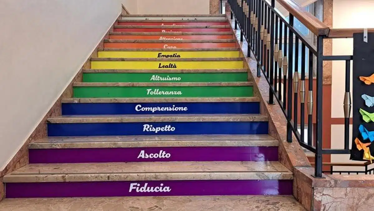 Verona, studente si rifiuta di salire su una scala arcobaleno e viene punito con una nota: "Contrario alla comunità Lgbt"