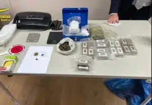 Avellino, blitz della Guardia di Finanza: sequestrati quasi 3 chili di droga, due arresti