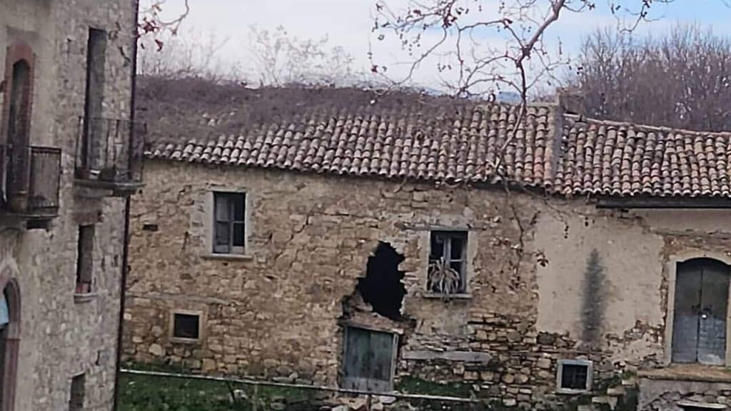 crollo roscigno edificio storico 1 marzo 2025