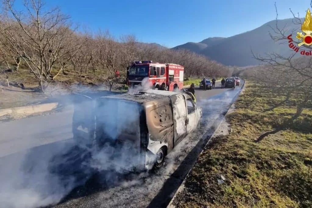 Furgone a fuoco sulla A16, salvo l'autista: attimi di paura in Irpinia