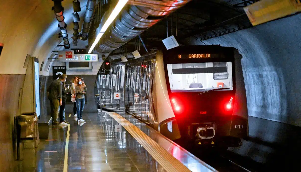 napoli uomo binari sospese corse metro