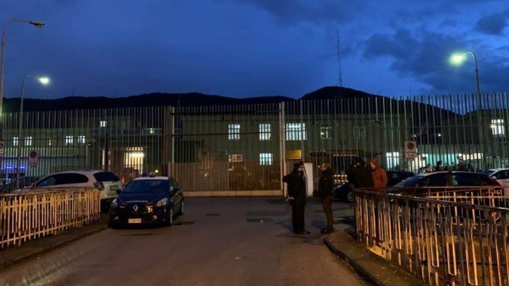 ispettore aggredito carcere salerno