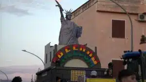 carro carnevale statua libertà mitra acerra